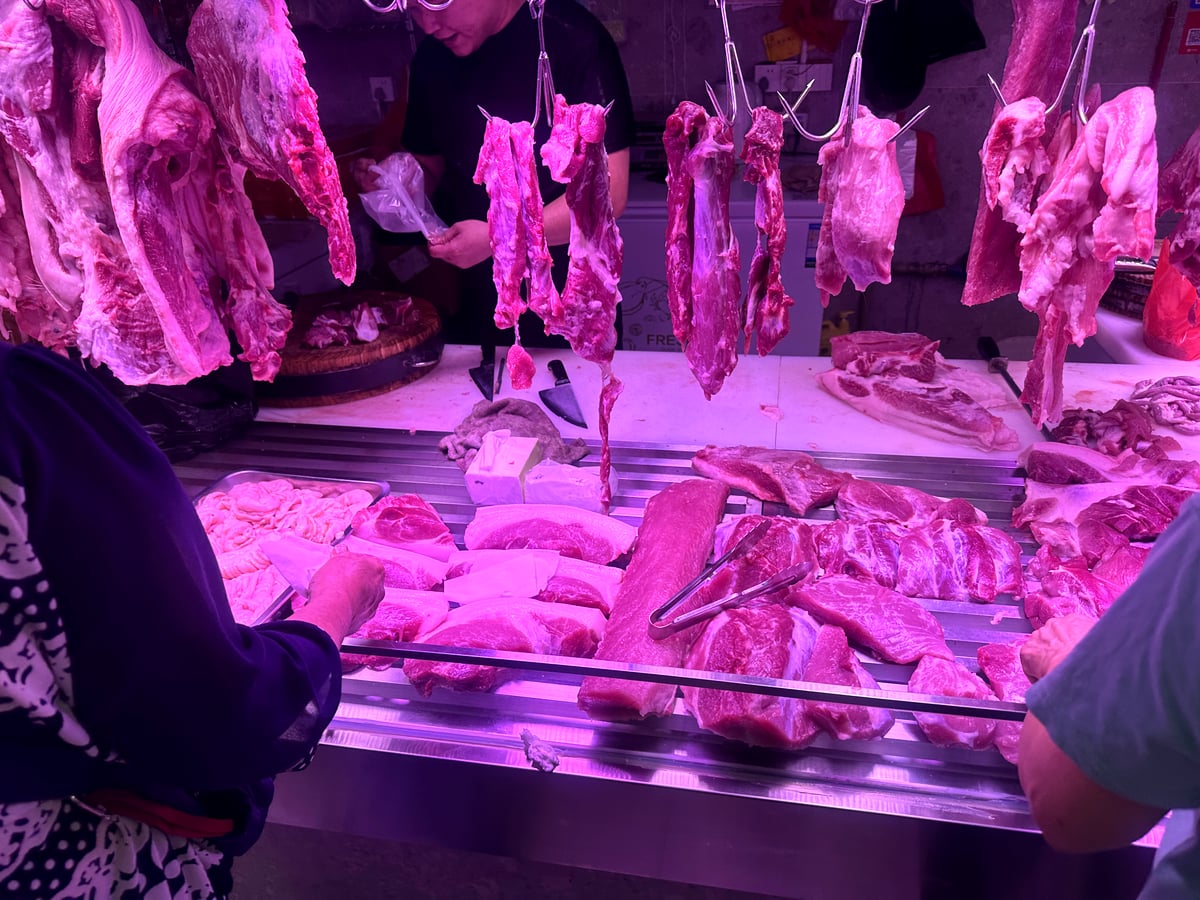 フックに吊るされた豚肉のブロック