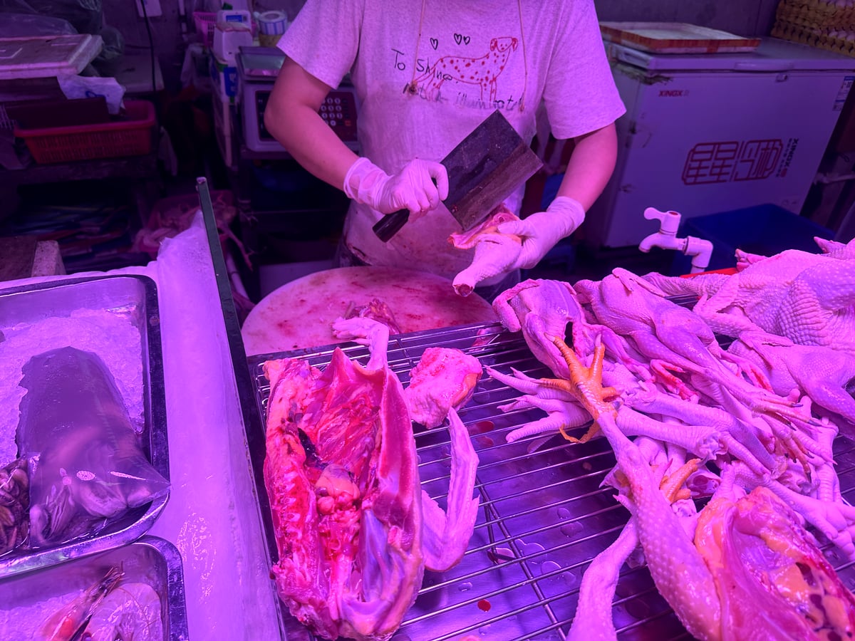 丸ごとの鶏が並ぶ鶏肉売り場