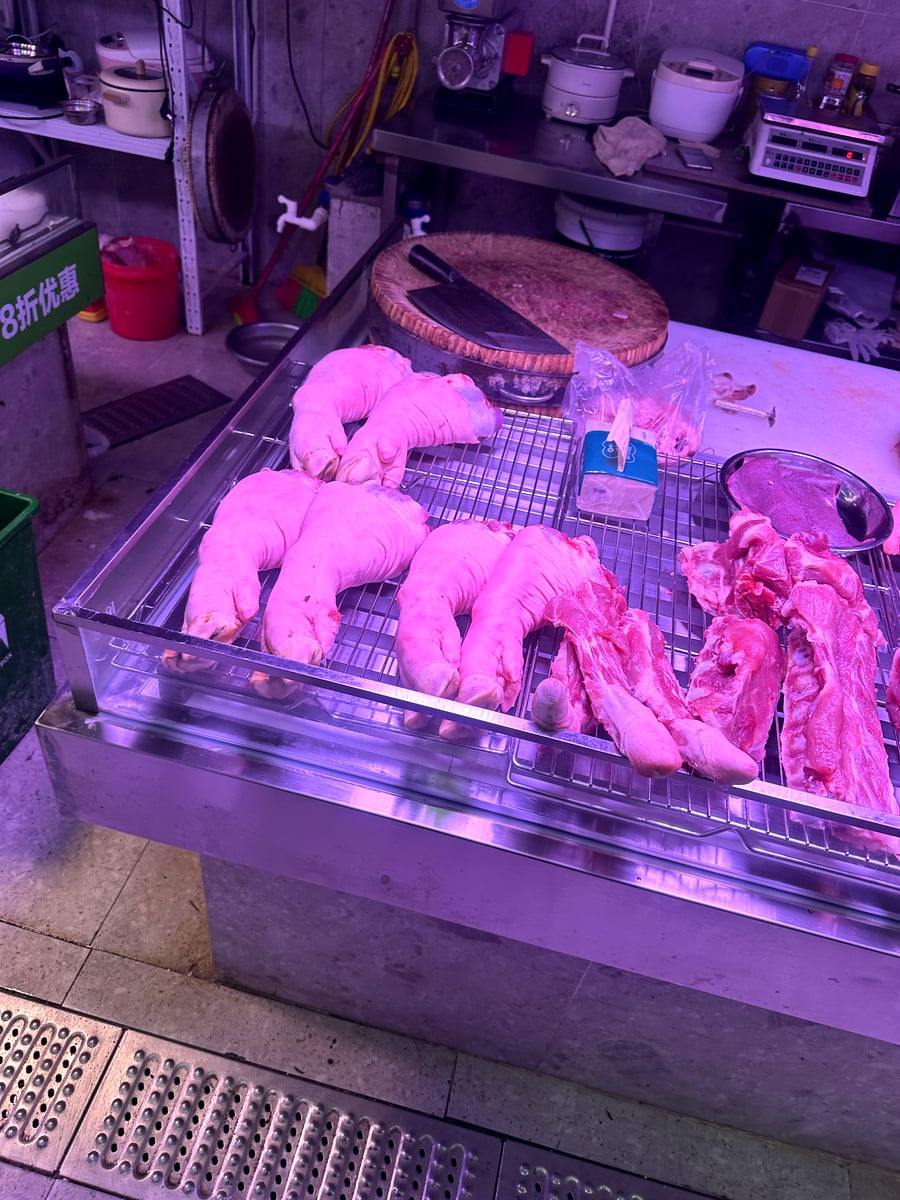 部位ごとに切り分けられた精肉と作業台