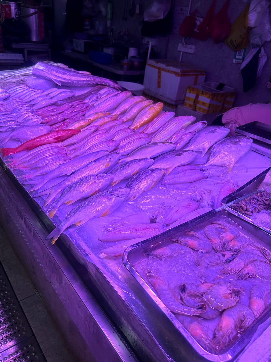 さばいてもらう前の魚と作業台